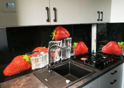 Czarne Szklo Do Kuchni Truskawki