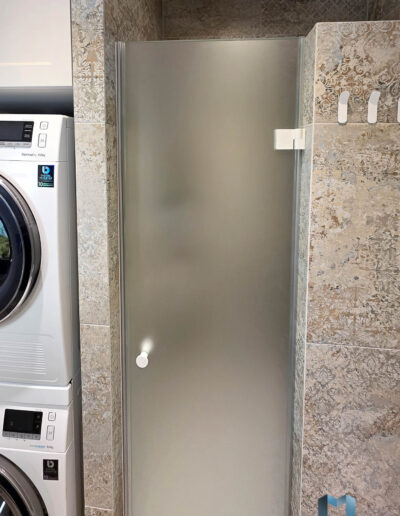 Drzwi Prysznicowe Z Bialymi Zawiasami