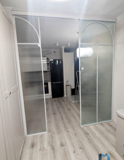 Drzwi Przesuwne W Ramce Bialej Szklo Ryflowane