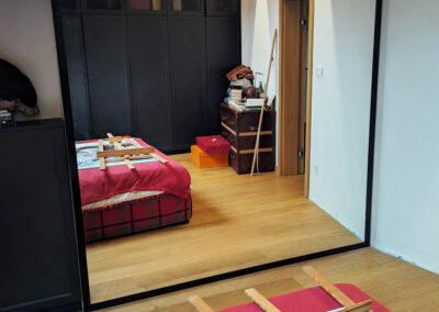 Duze Lustro W Czarnej Ramie Do Sypialni