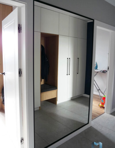 Duze Lustro W Czarnej Ramie Przedpokoj