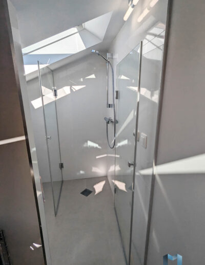 Kabina Z Podwojnymi Drzwiami Do Malej Lazienki