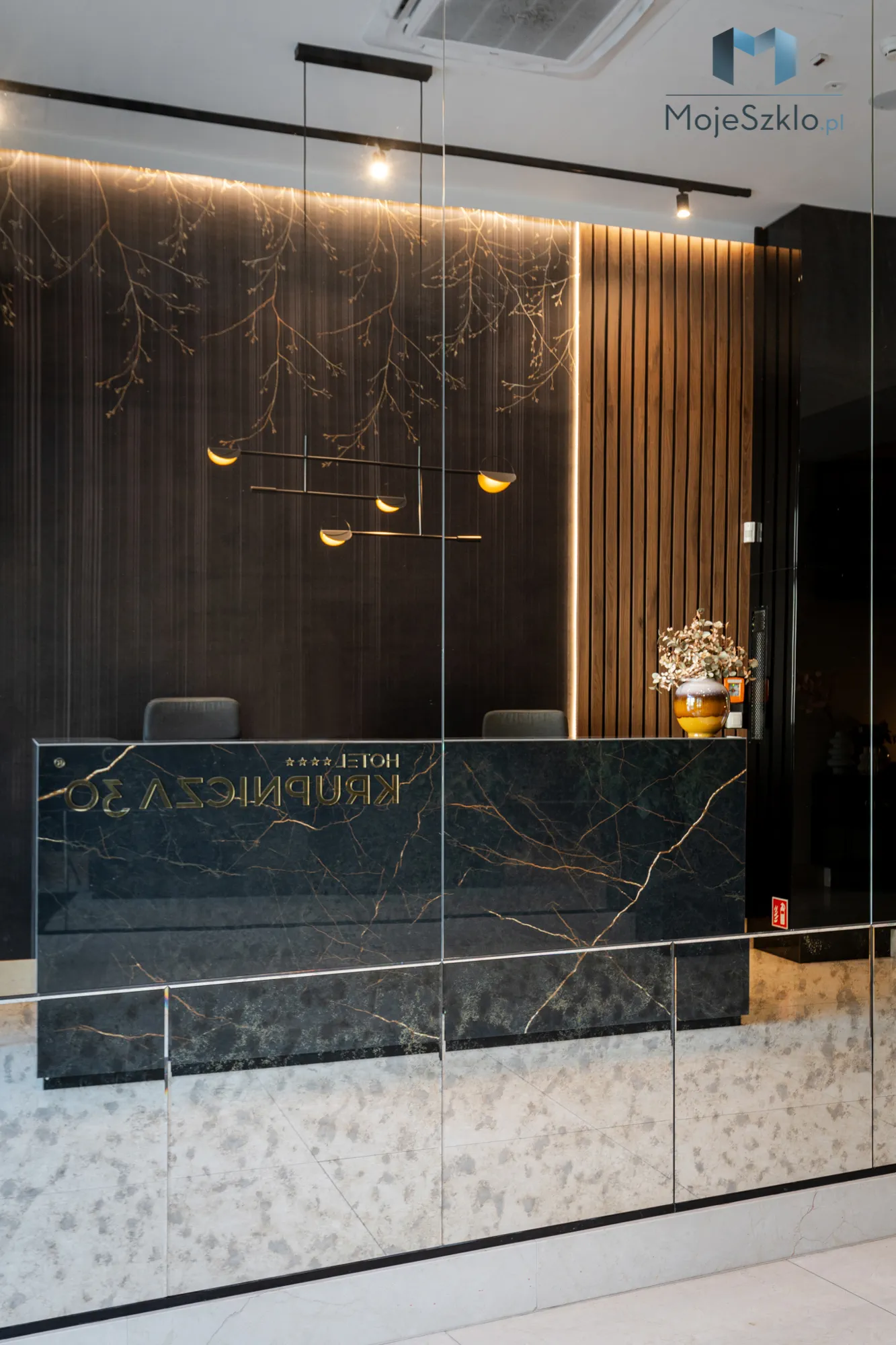 Lustro Antyczne Srebrne W Hotelu Lustro Antyczne Srebrne W Hotelu