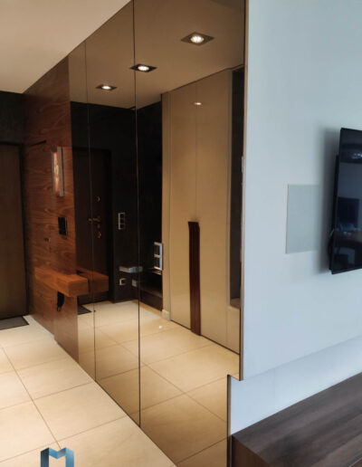 Lustro Brazowe Na Cala Sciane Z Drzwiami