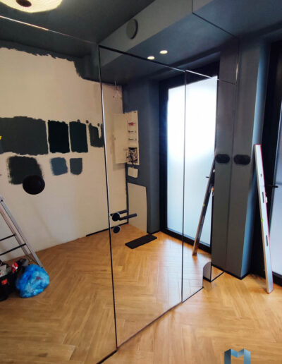 Lustro Na Cala Sciane Z Drzwiami W Pokoju