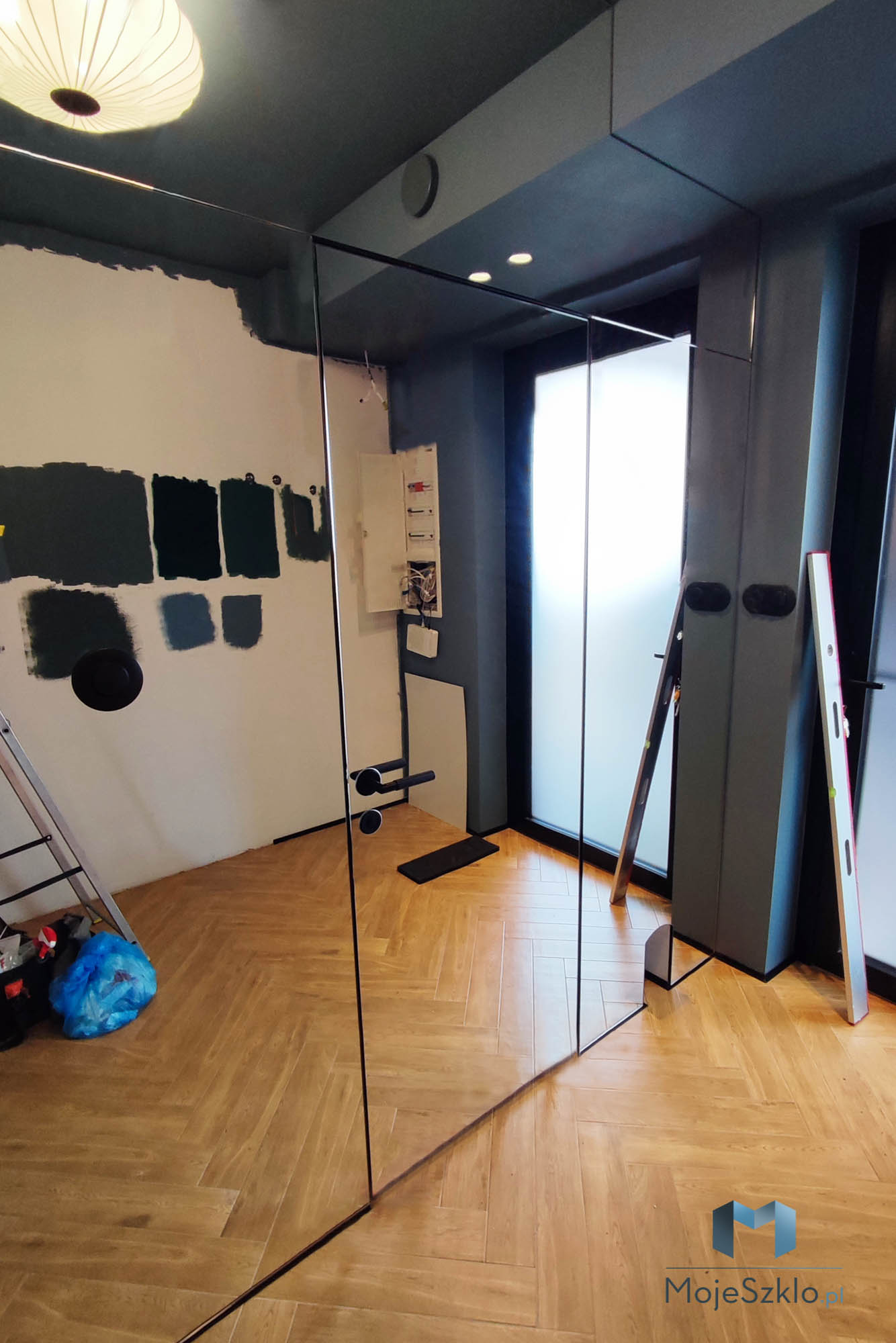 Lustro Na Cala Sciane Z Drzwiami W Pokoju Lustro Na Cala Sciane Z Drzwiami W Pokoju