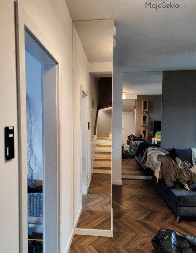 Lustro Na Waska Sciane W Pokoju