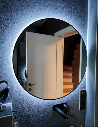 Lustro Okragle Z Podswietleniem W Czarnej Ramie