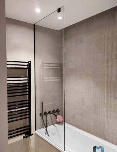 Minimalistyczna Szyba Szklana Na Wanne Do Sufitu