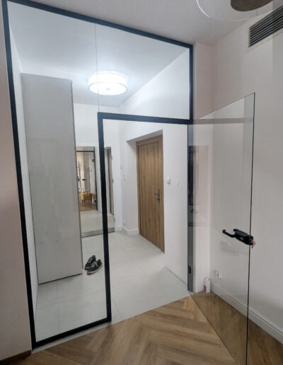 Sciana Szklana Z Drzwiami Do Wiatrolapu