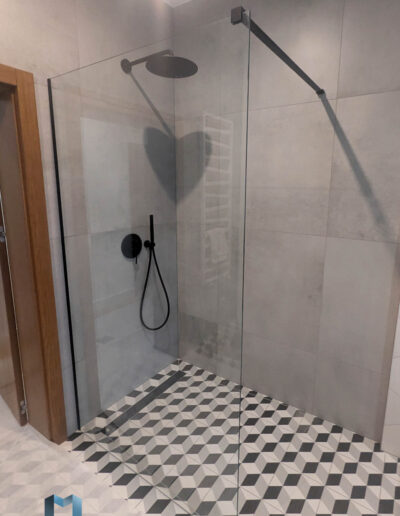 Scianka Prysznicowa Ze Szkla Hartowanego Czarna