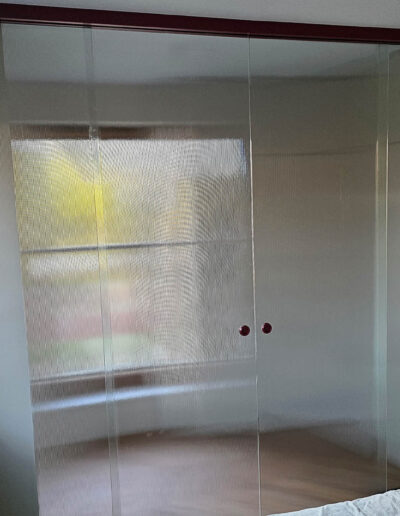 Scianka Przesuwna Ze Szkla Ryflowanego Bordowa