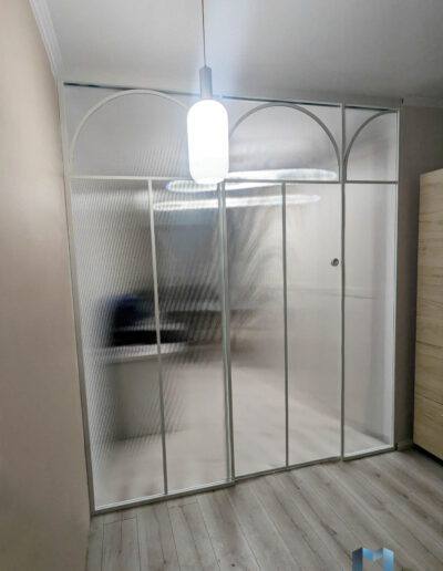 Scianka Szklana Biala Z Lukami