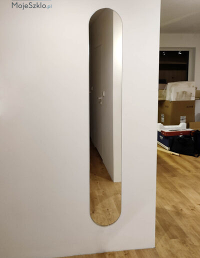 Waskie Zaokraglone Lustro Do Pokoju