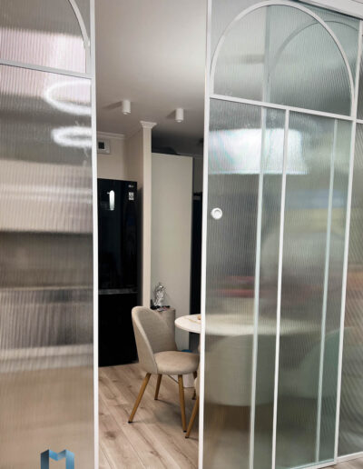 Drzwi Przesuwne Ze Szklem Ryflowanym I Bialymi Szprosami