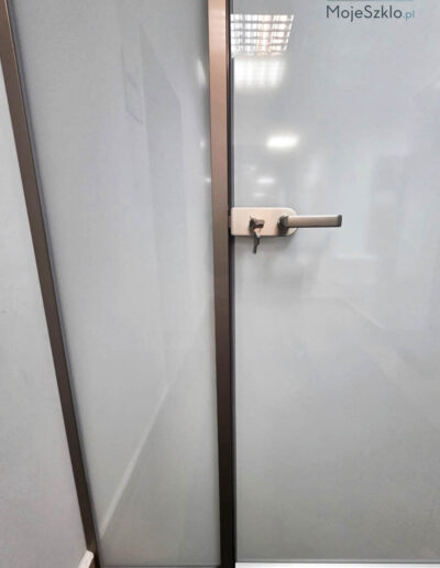 Drzwi Szklane W Futrynie Matowe Z Zamkiem I Klamka Biuro Mojeszklo