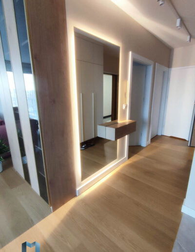 Duze Lustro Z Oświetleniem I Półką​