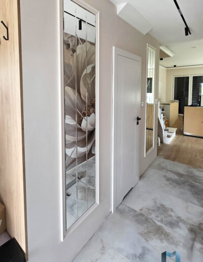 Kompozycja Z Luster Na ścianie Z Faza