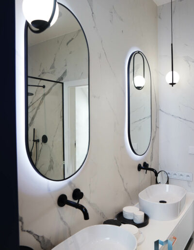 Lustro Owalne W Czarnej Ramie Led