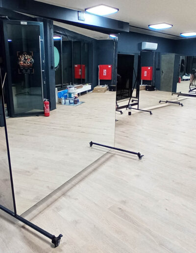 Lustro Stojące Na Kółkach​