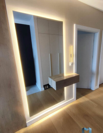 Lustro Z Oświetleniem I Półką​