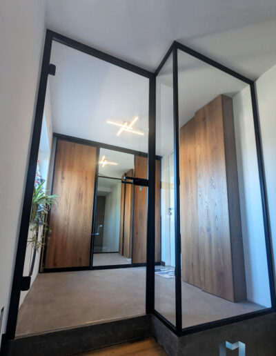 ścianka Szklana Przy Wyjściu Ze Schodów