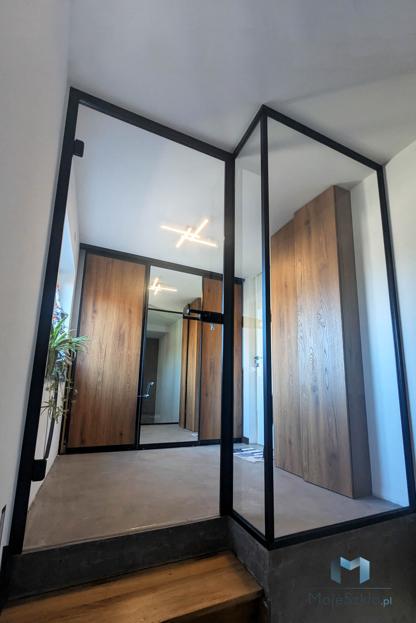 ścianka Szklana Przy Wyjściu Ze Schodów