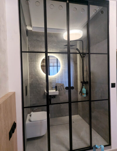 Szklana ściana W łazience Loft