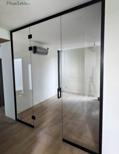 Szklana Sciana Z Drzwiami W Domu